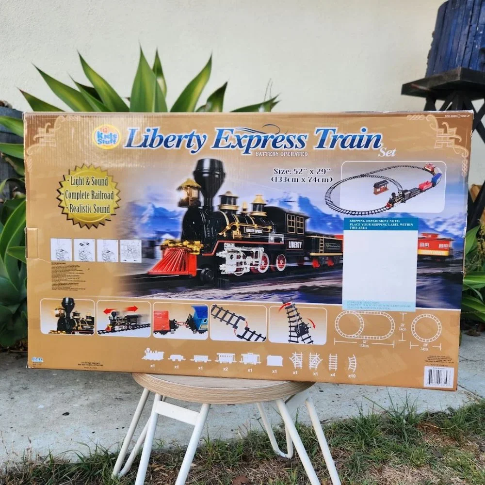 NEW  Christmas Train Set 6 Car Locomotive Electronic Train Set Battery Operated